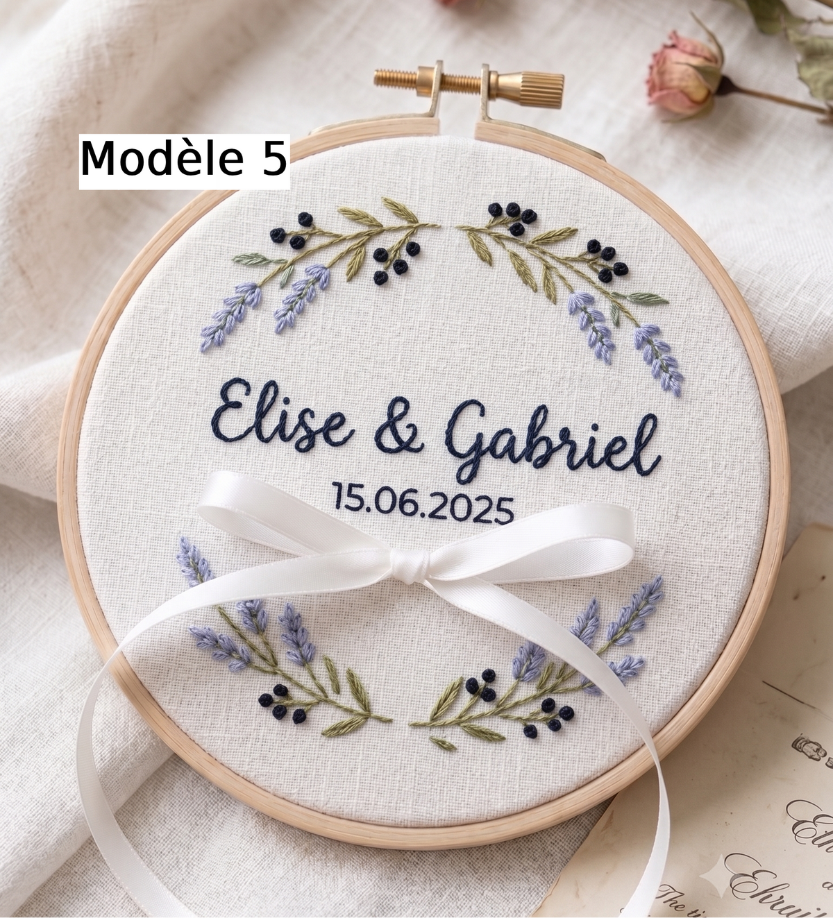 Porte-alliances floral brodé à la main pour mariage