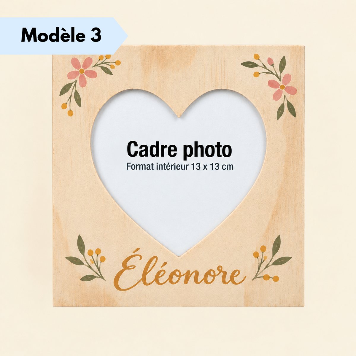 Cadre photo cœur décoré de fleurs peintes et d'un prénom en bas du cadre